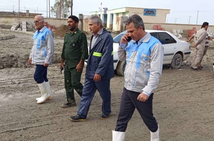 مدیرکل دامپزشکی استان هرمزگان به اتفاق فرماندار شهرستان سیریک، به همراه اکیپ عملیاتی دامپزشکی، در مناطق سیل‌زده این استان حضور یافت و از نزدیک وضعیت آسیب‌دیدگان و خانوارهای روستای را مورد بررسی قرار داد.