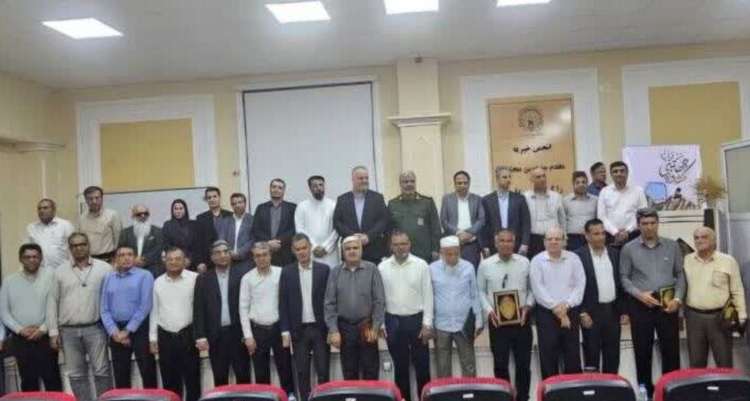 همزمان با ششمین روز از هفته جهاد کشاورزی، بهره برداری یک واحد پرورش مرغ گوشتی با سرمایه گذاری ۵۰۰ میلیارد ریال و همایش تجلیل از تولیدکنندگان و فعالان صنعت طیور غرب استان هرمزگان به میزبانی شهرستان بستک برگزار شد .