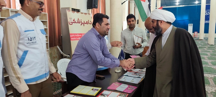 برگزاری میز خدمت اداره دامپزشکی میناب در نماز جمعه به مناسبت هفته دامپزشکی