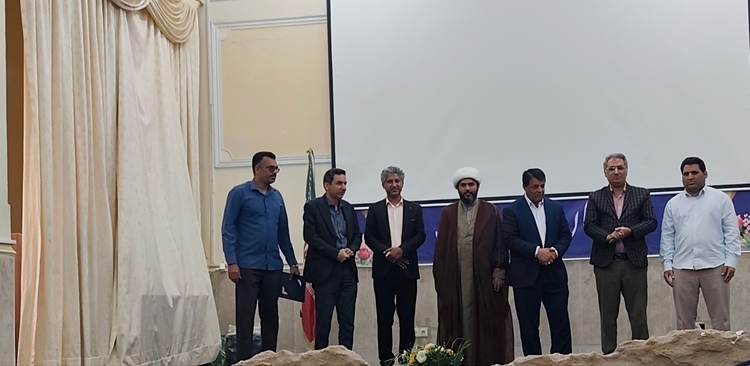 تقدیر فرماندار شهرستان میناب از سرپرست و کارمند نمونه اداره دامپزشکی در هفته دولت